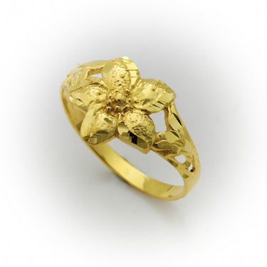 Hermoso anillo de flor de loto de oro